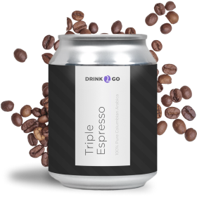 Жестяная баночка Drink2Go Triple Espresso чёрного цвета на фоне зёрен кофе.